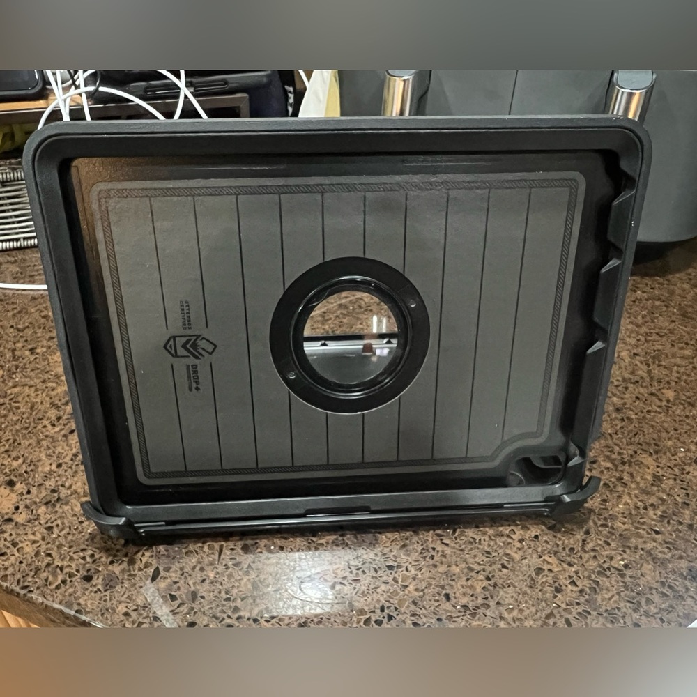 iPad Air 4 and 5 otter box defender. Black